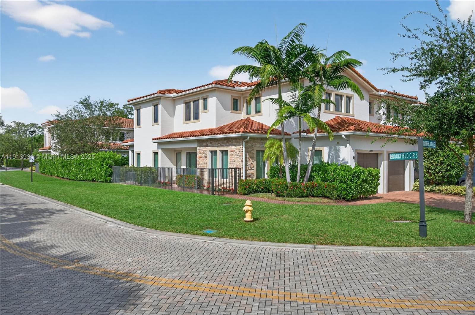 5999 E Brookfield Cir E photo 2