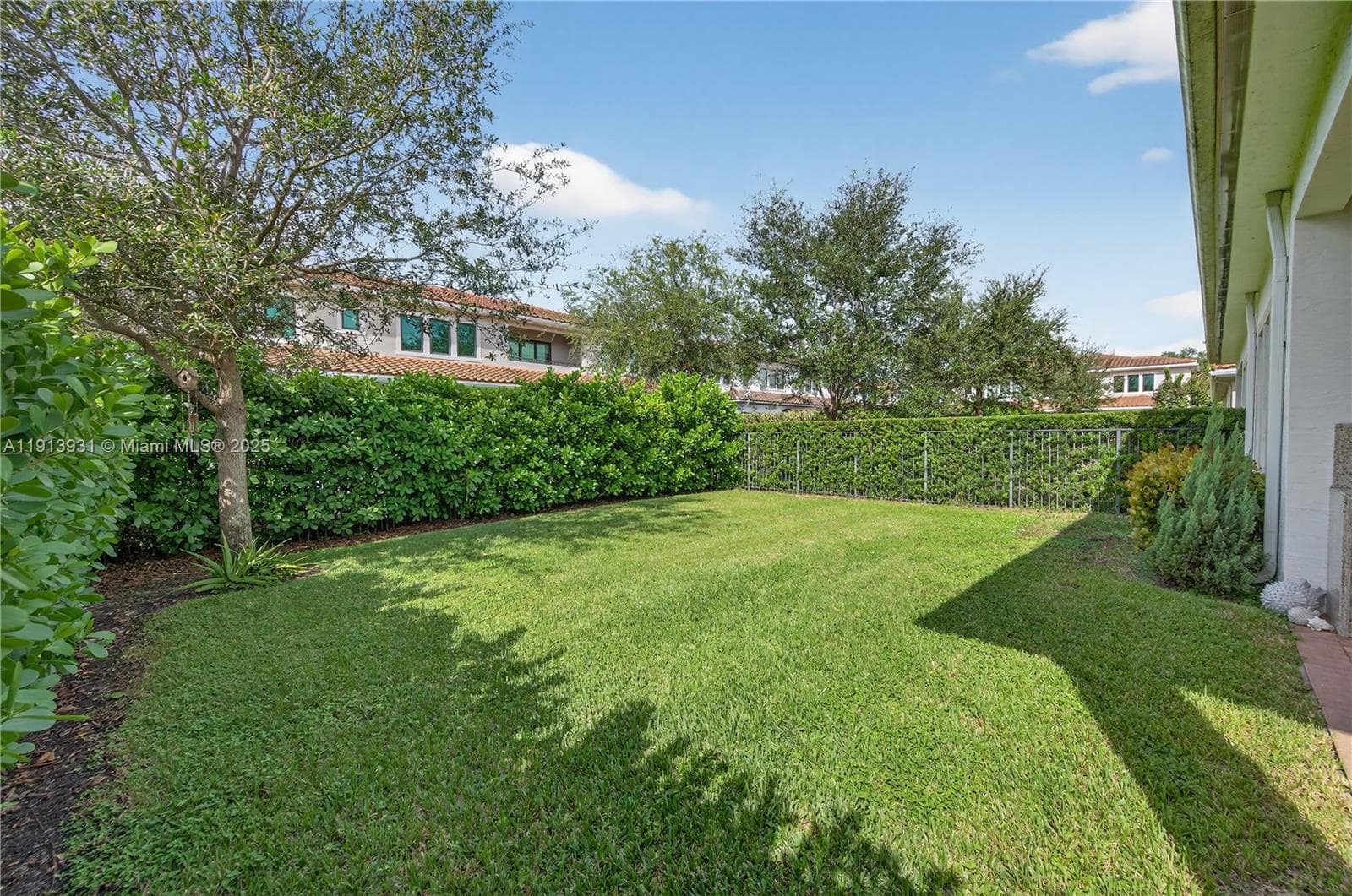 5999 E Brookfield Cir E photo 4