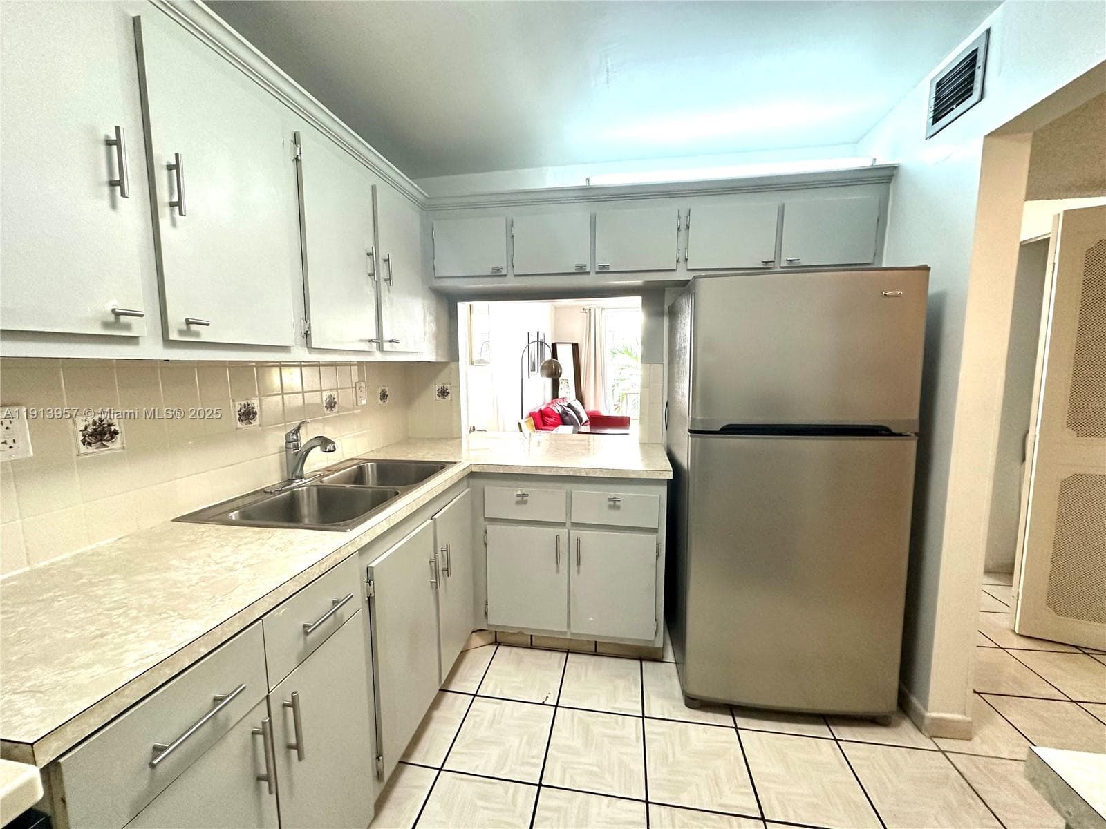 WEST BAY GARDENS CONDO · #316 in Miami Beach - Photo 4