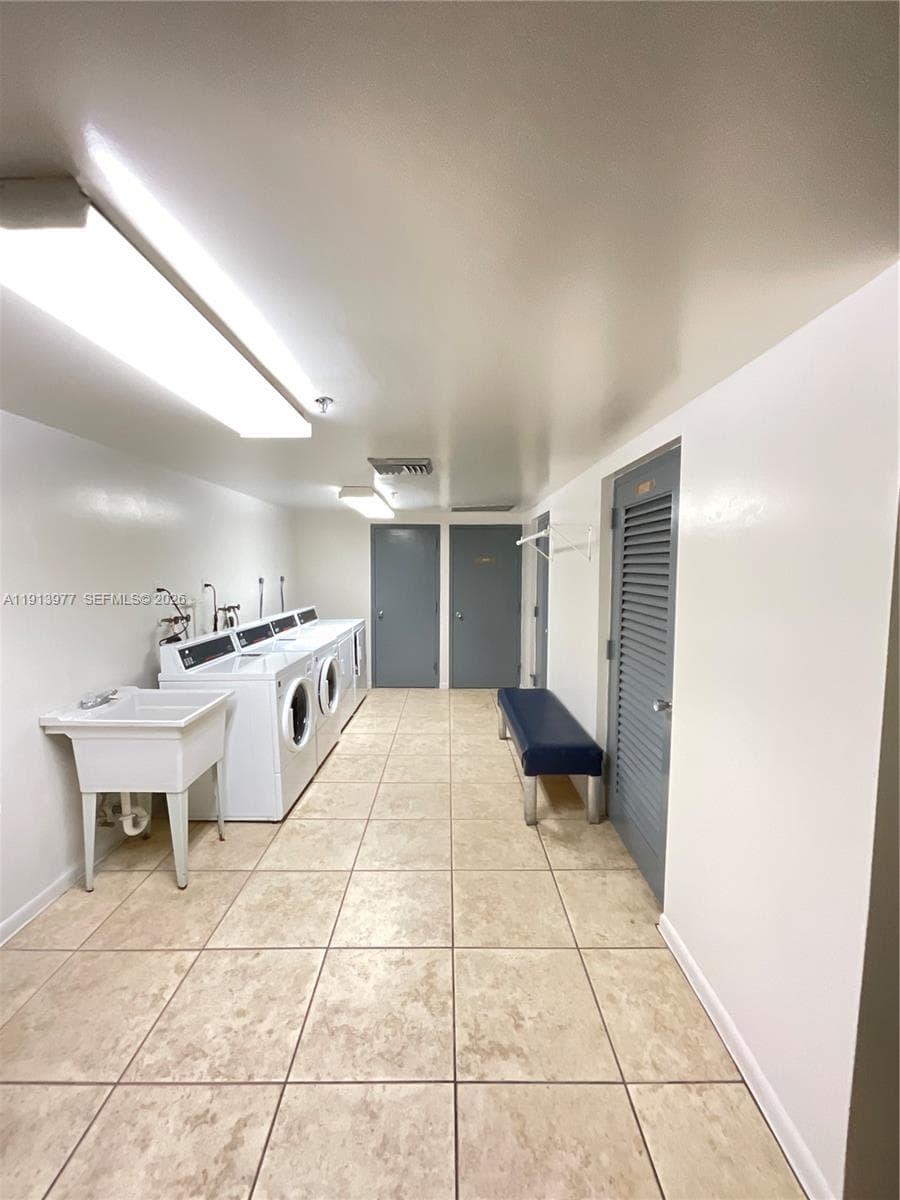 HILLCREST EAST 20 · #704 in Hollywood - Photo 30