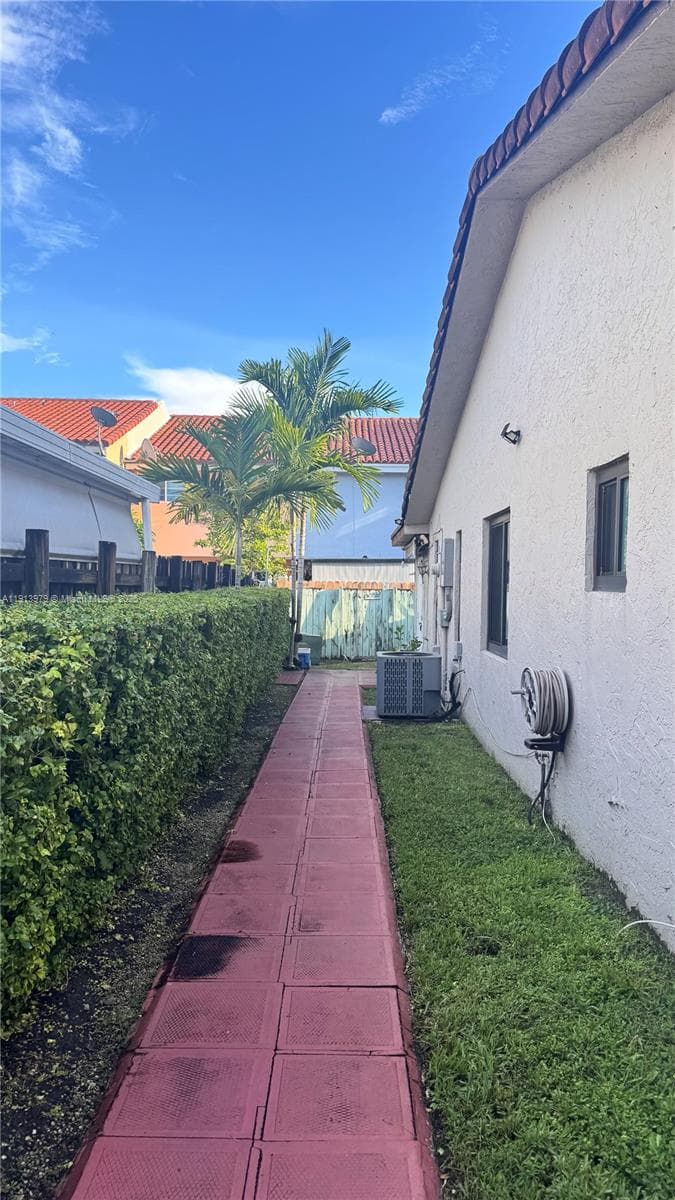 11570 SW 5th St photo 9