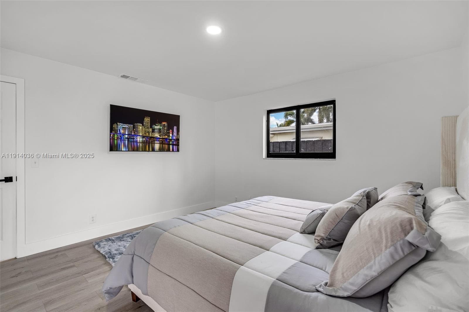 5230 Tyler St photo 25