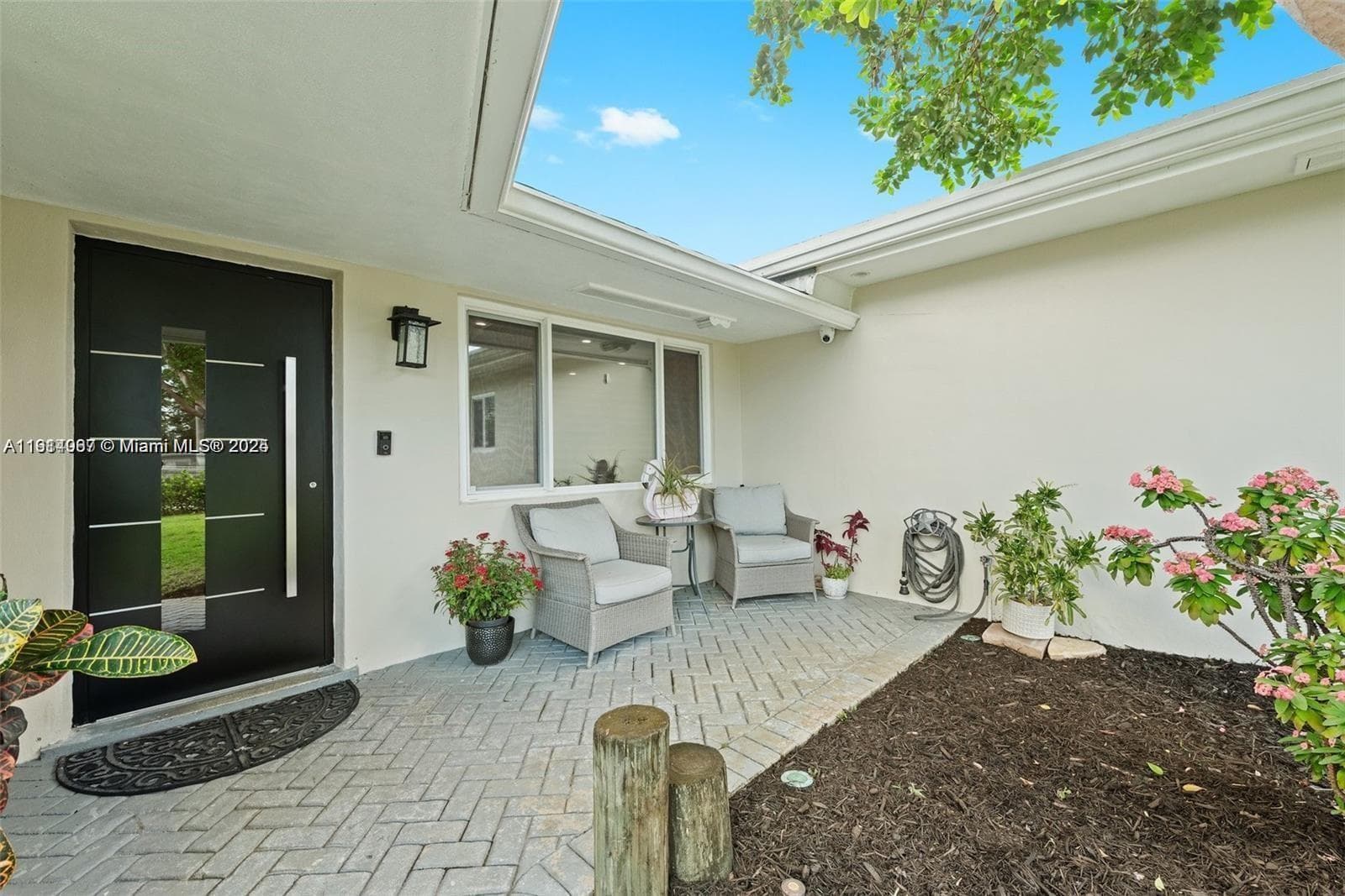 5021 SW 29th Ter photo 2