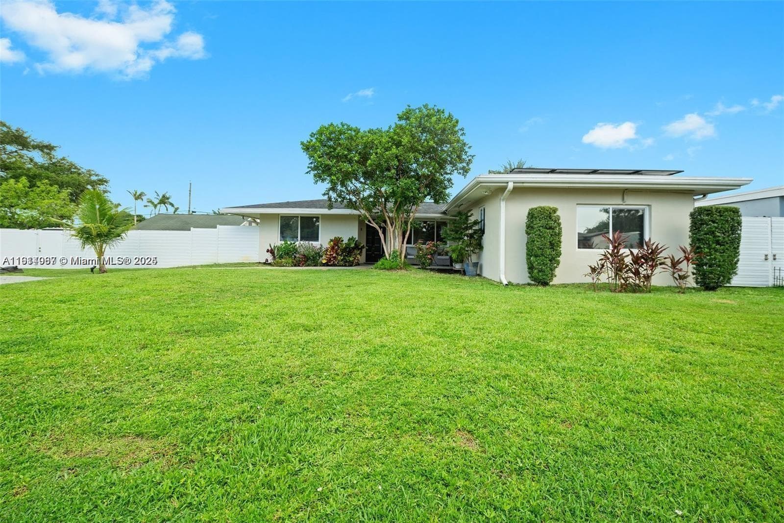 5021 SW 29th Ter photo 1