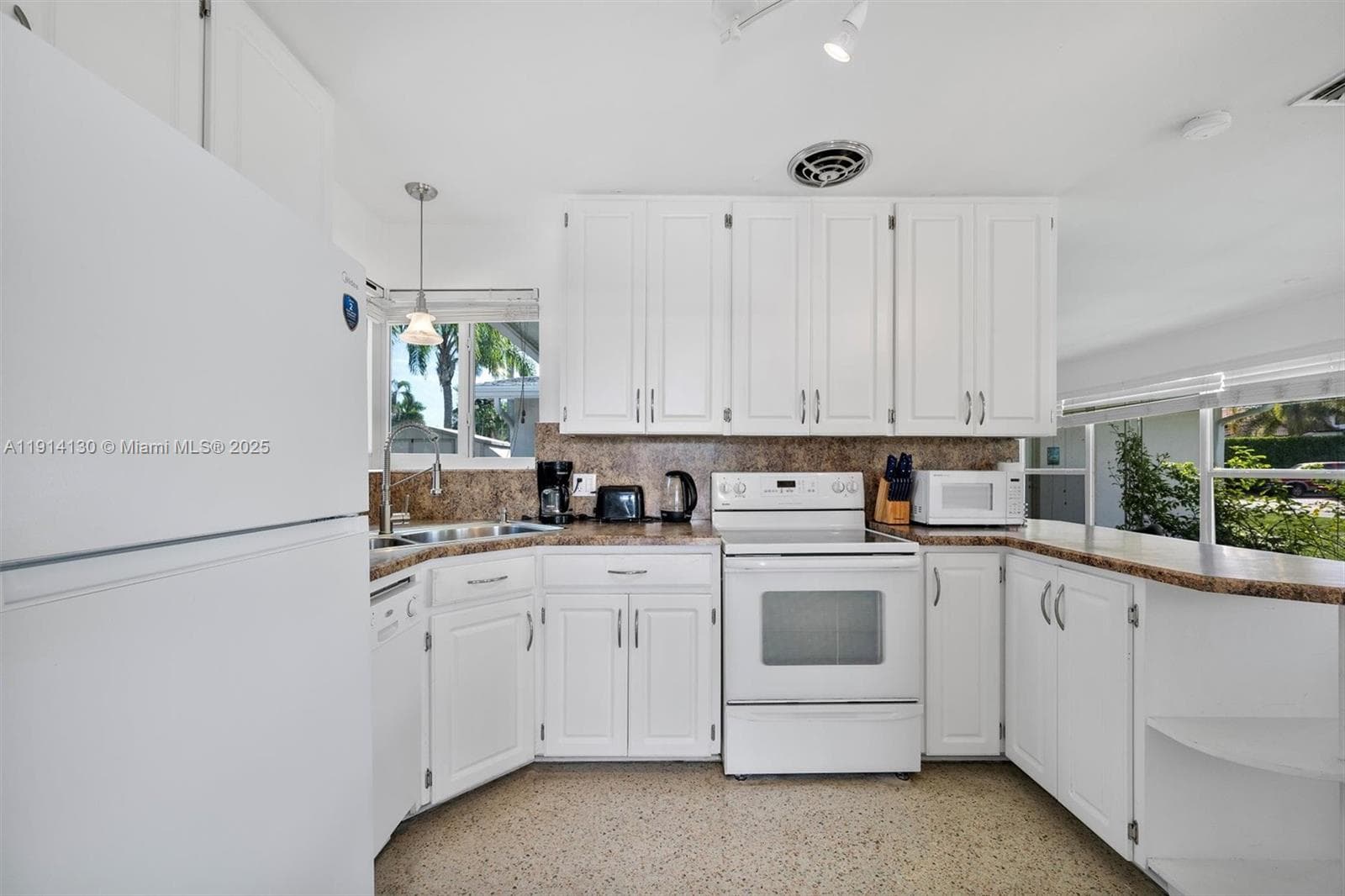 277 Miramar Ave photo 7