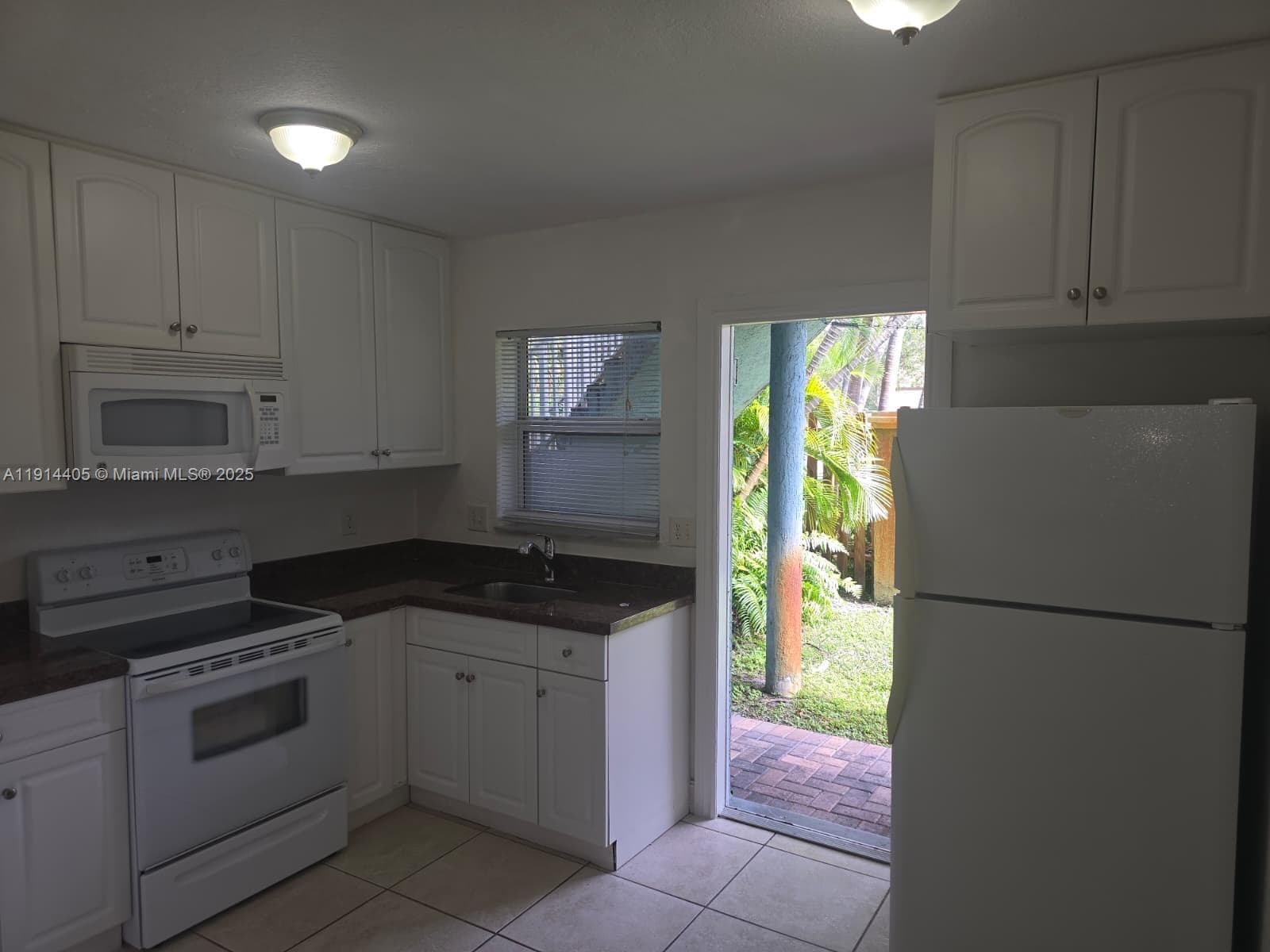 ¤OAKLAND POINTE CONDO · #Apt 2 in Hollywood - Photo 1