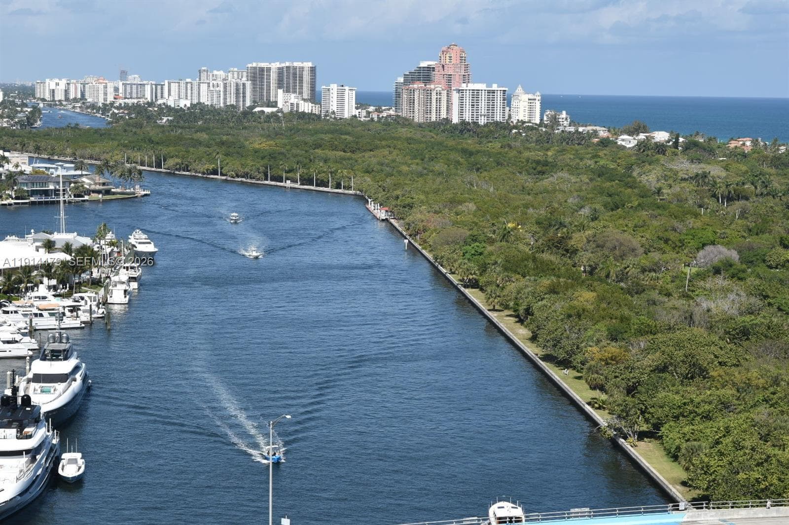 Coral Ridge Yacht Club is walking distance