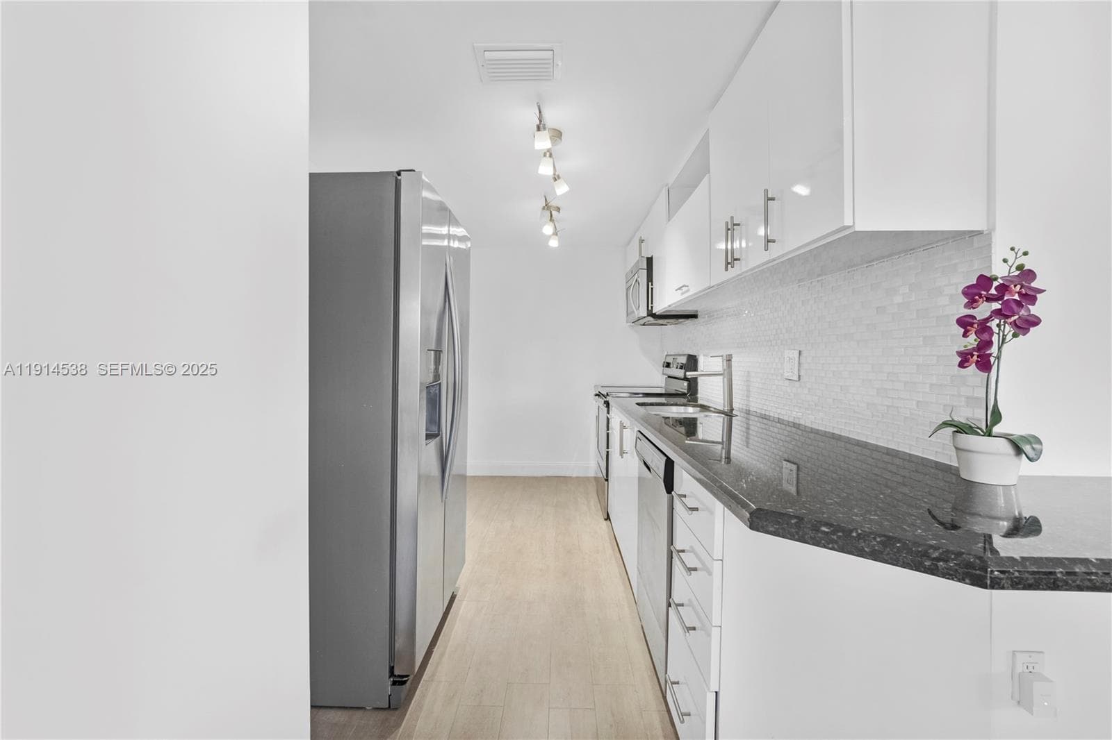 Arlen House West · #125 in Sunny Isles Beach - Photo 11