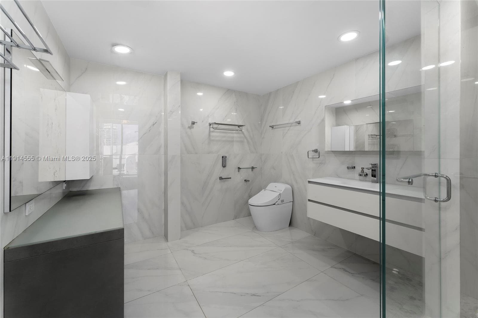 SAYAN CONDO · #UPH1 in Sunny Isles Beach - Photo 32