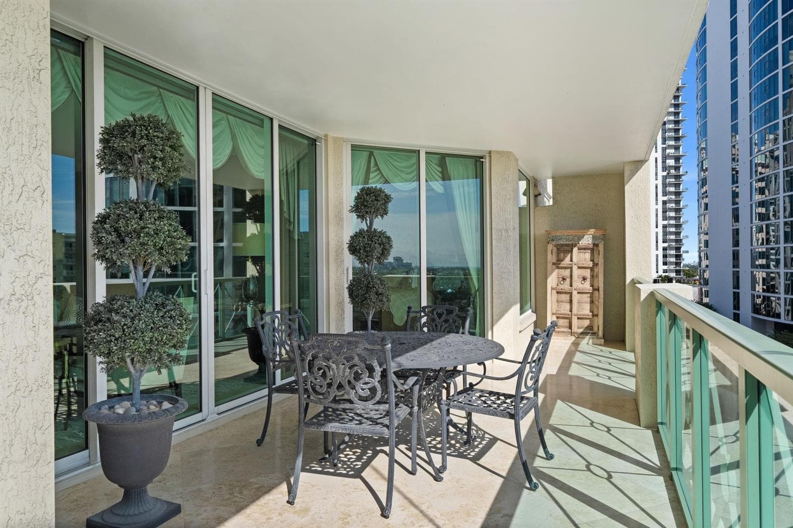 TERRACE WITH ACCESS TO ALL ROOMS