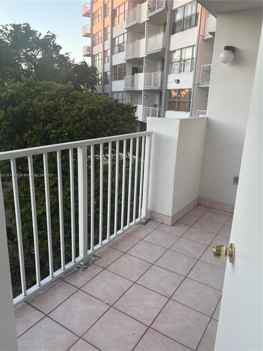 WILSHIRE CONDO · #218W in Miami - Photo 7