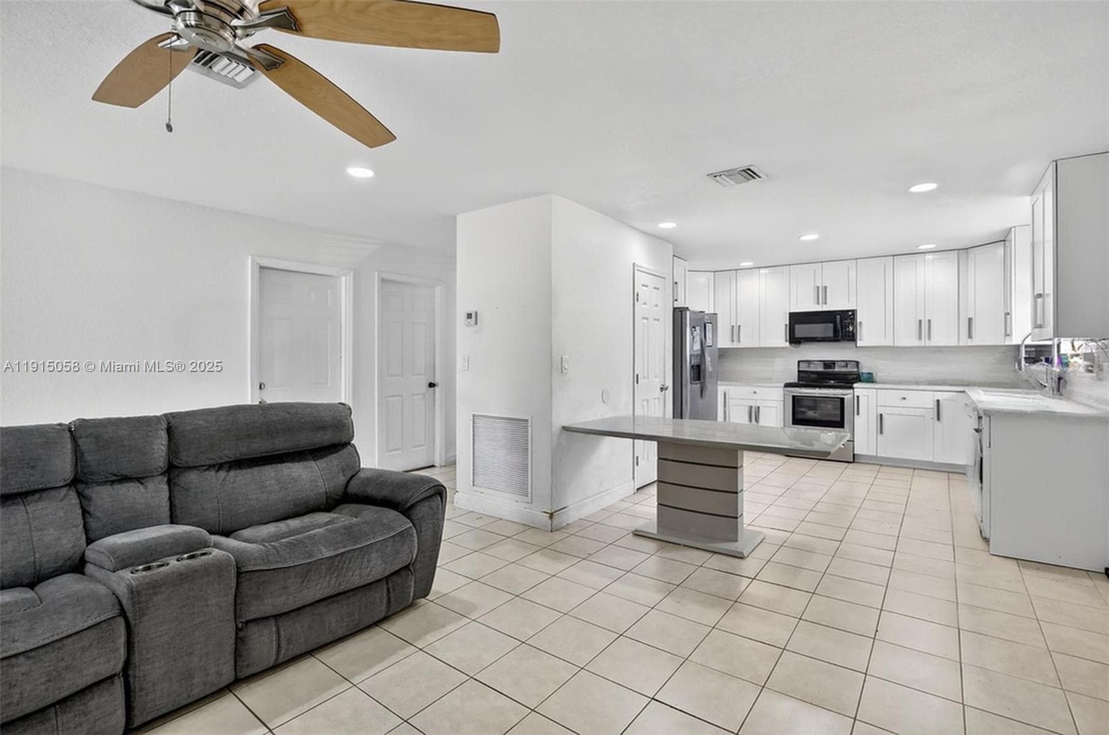 2920 NW 9th Pl photo 3