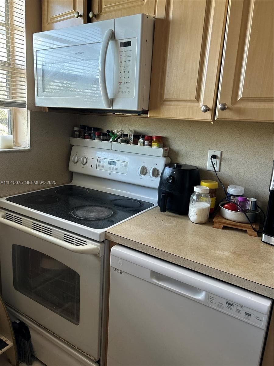SEVILLA PALACE AT HALLAND · #309 in Hallandale Beach - Photo 9