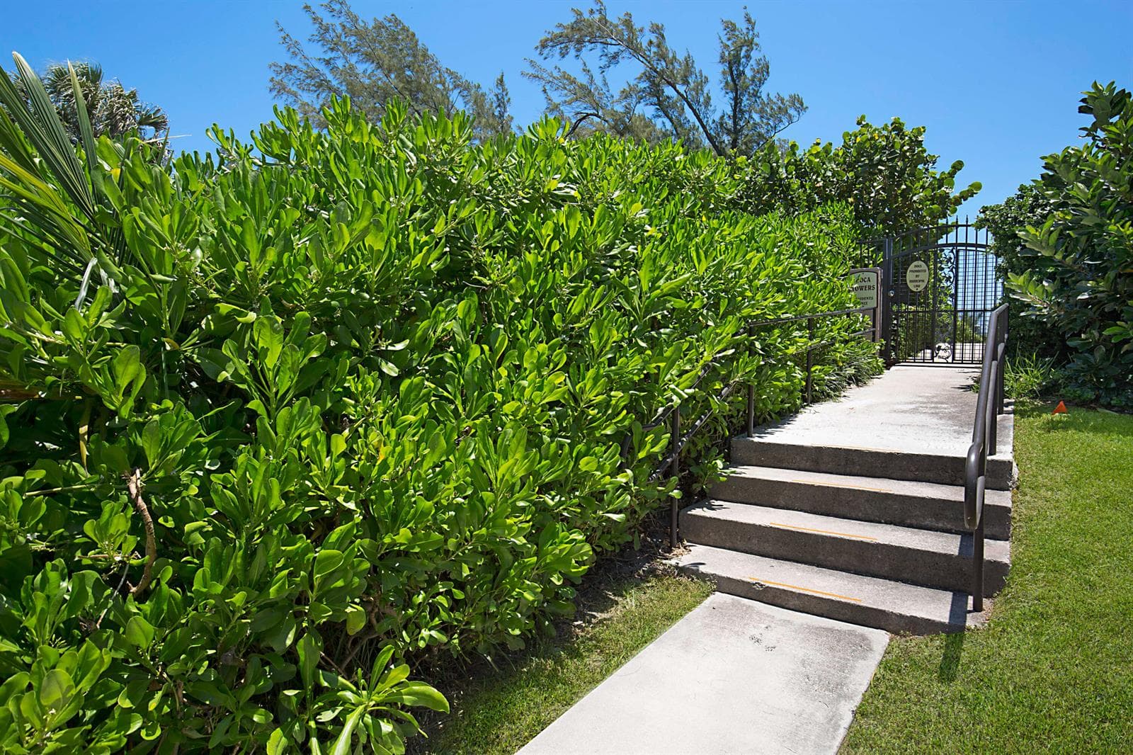 PRIVATE ENTRANCE TO THE OCEAN