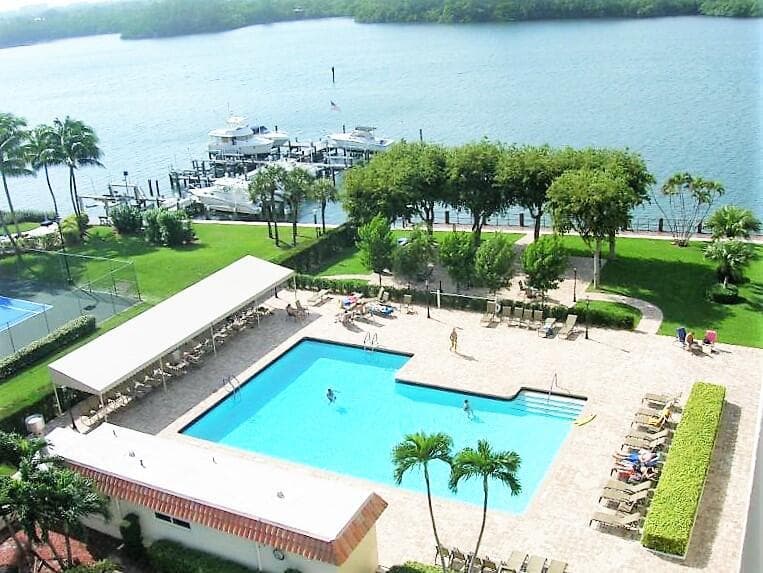 POOL WITH GREAT VIEWS