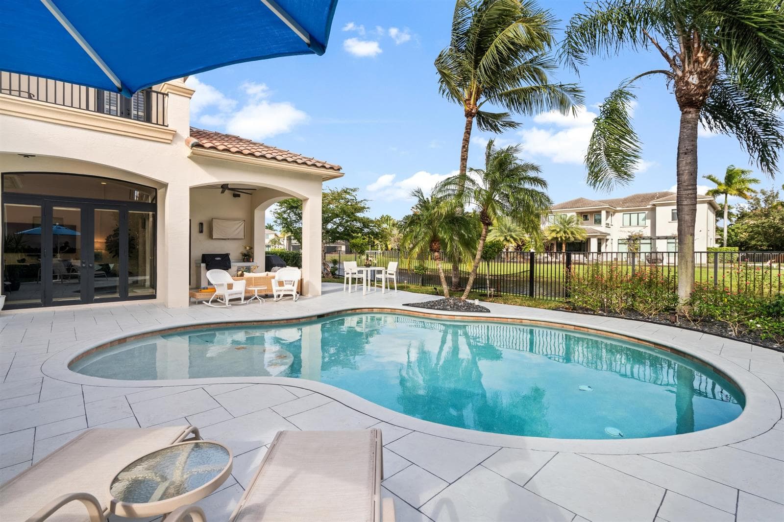 POOL_SEATING_LOOKING_OUT_2_DT