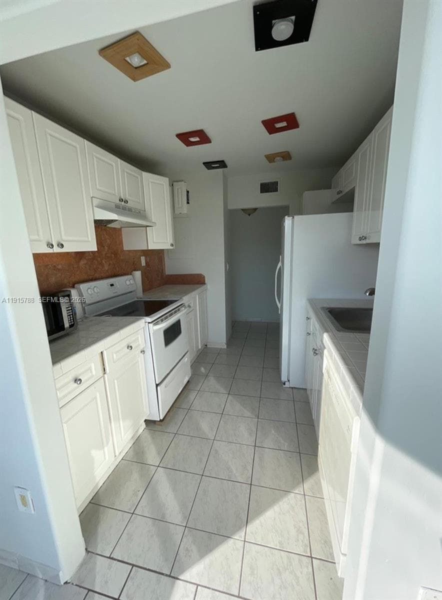 Caribbean Breeze · #510 in Sunny Isles Beach - Photo 11