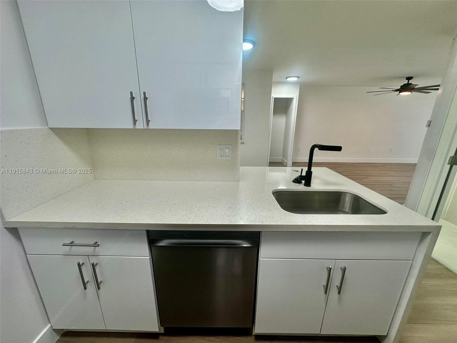 LAKEVIEW CLUB CONDO · #103 in Oakland Park - Photo 4