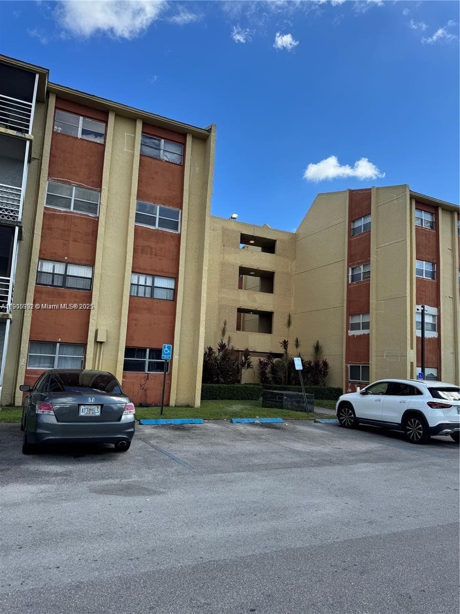 SUNSET HILLS I CONDOMINIU · #114 in Lauderdale Lakes - Photo 1