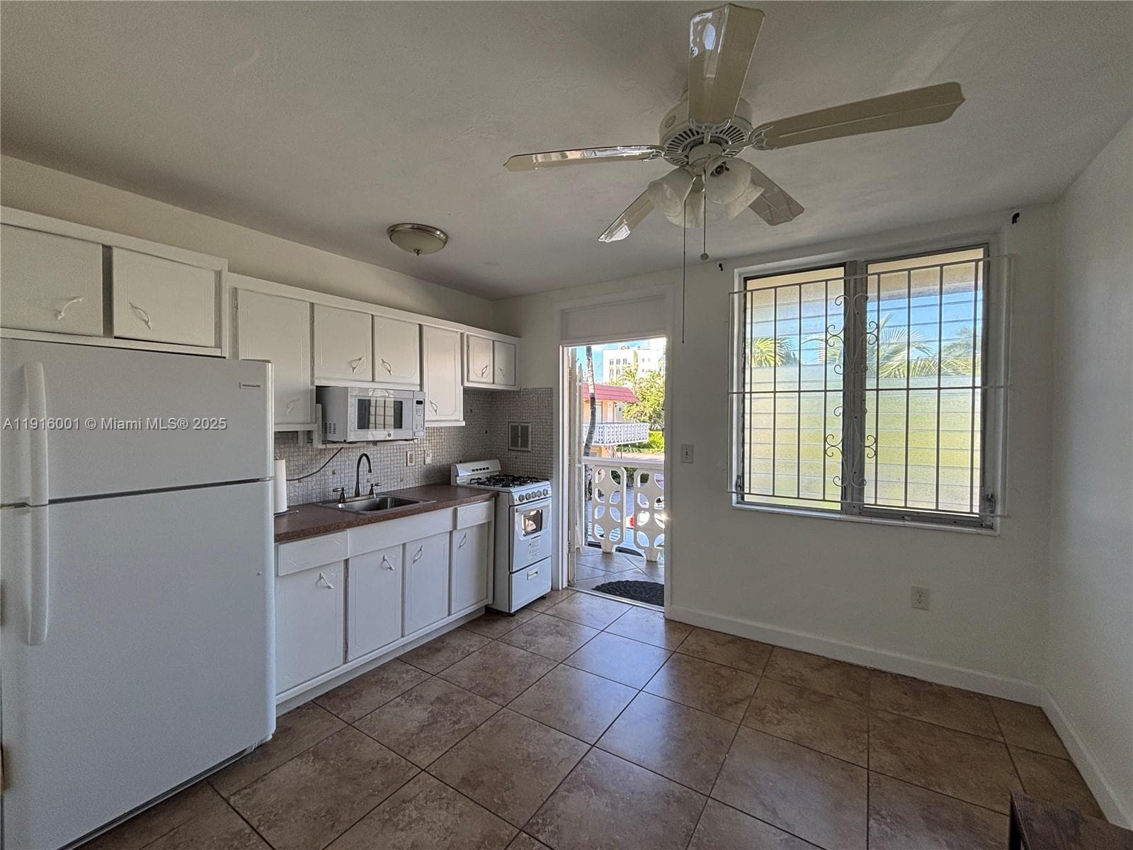 Gas stove, full refrigerator.