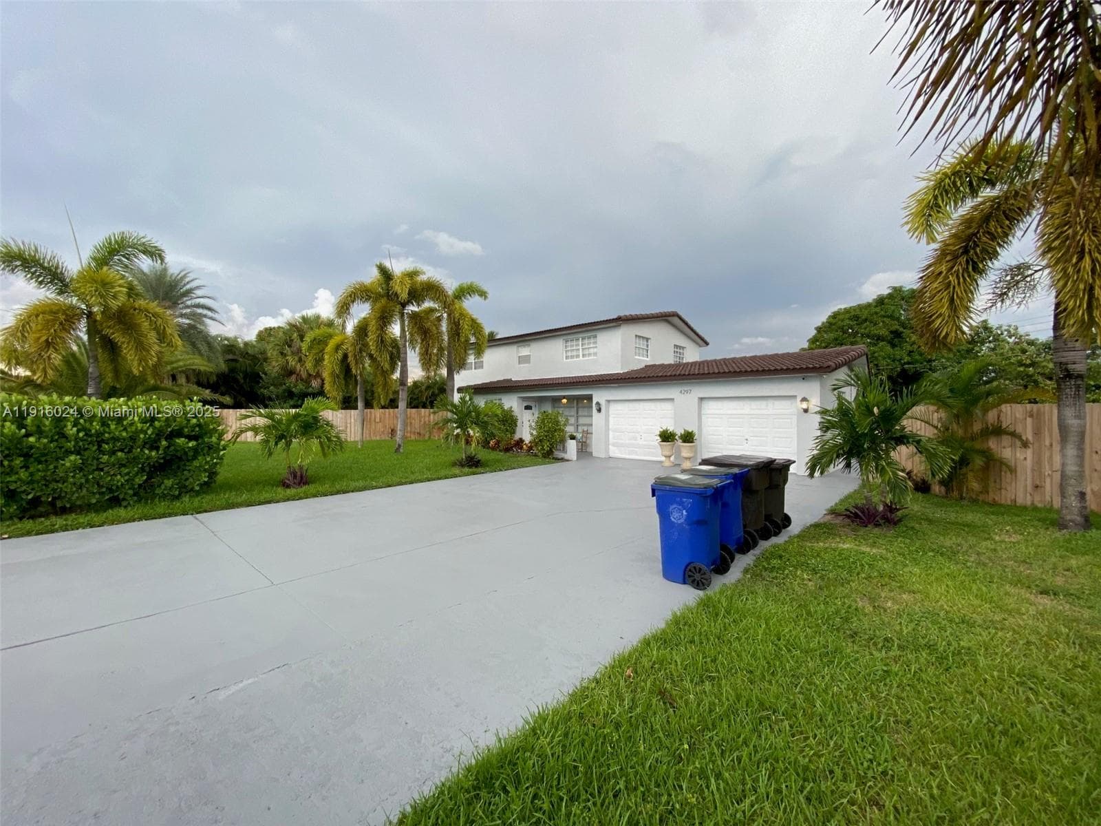 4297 NW 34th Ter photo 3