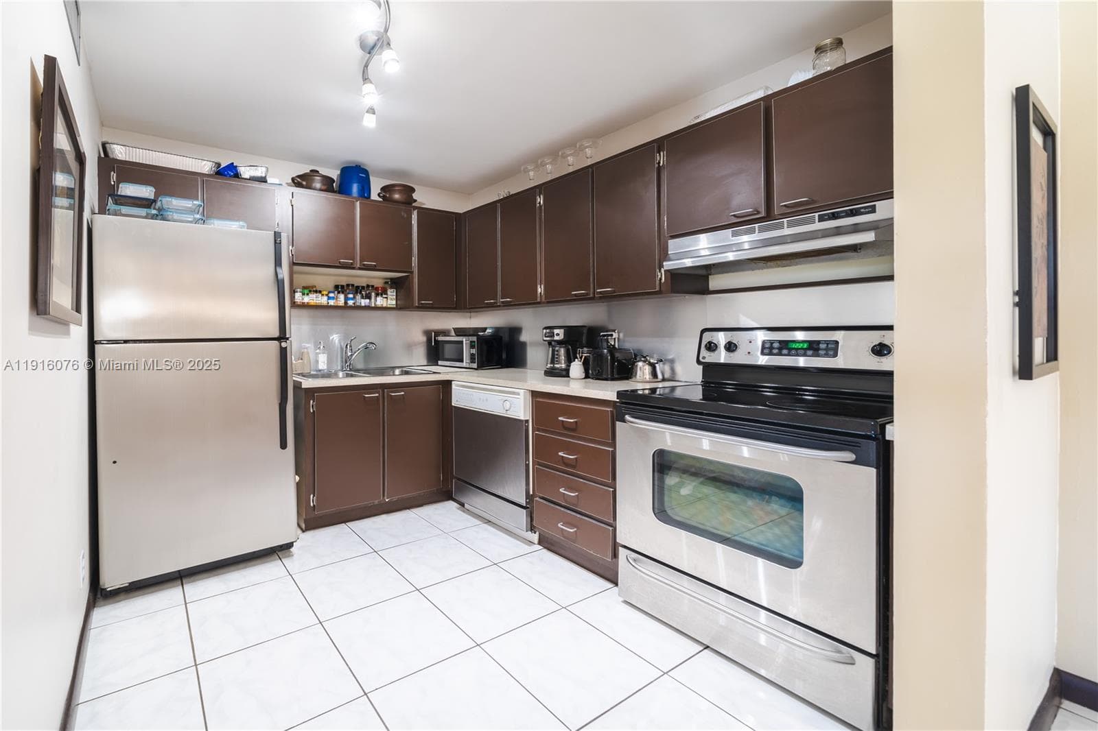 CASA BLANCA CONDO · #303 in Hallandale Beach - Photo 3