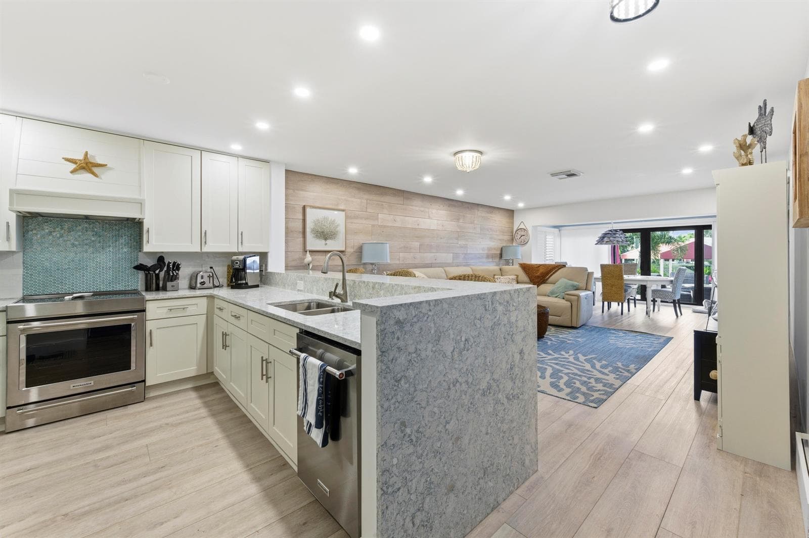 KITCHEN / LIVING