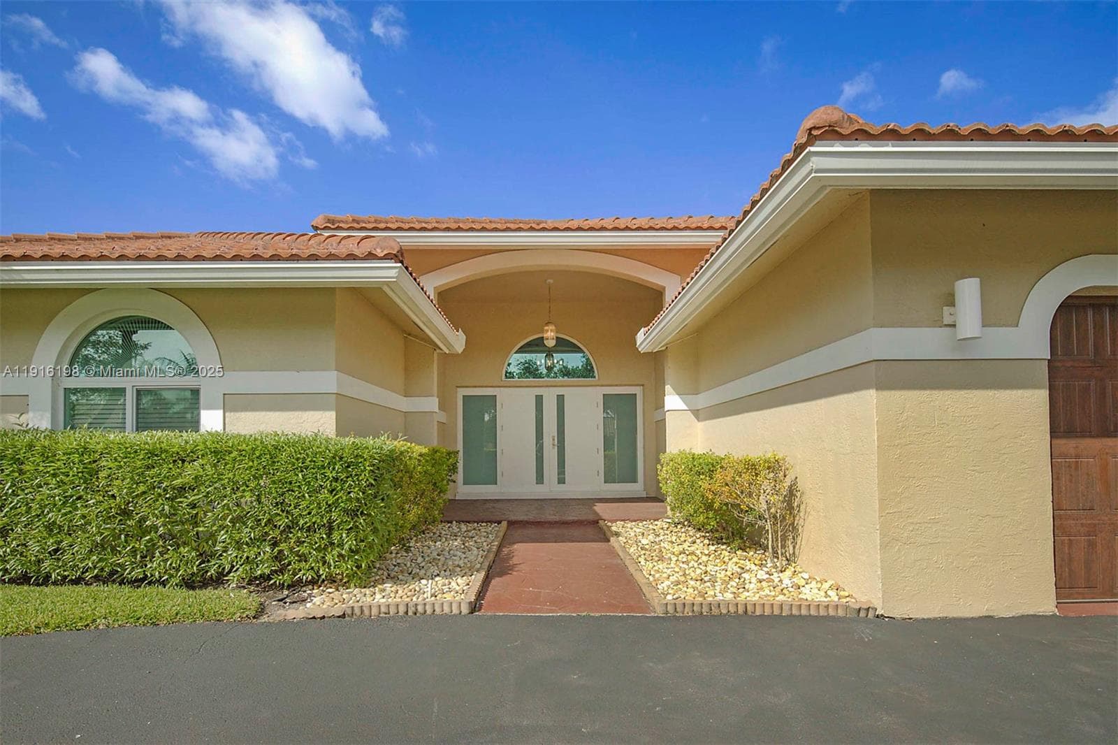 10133 NW 48th Dr photo 3