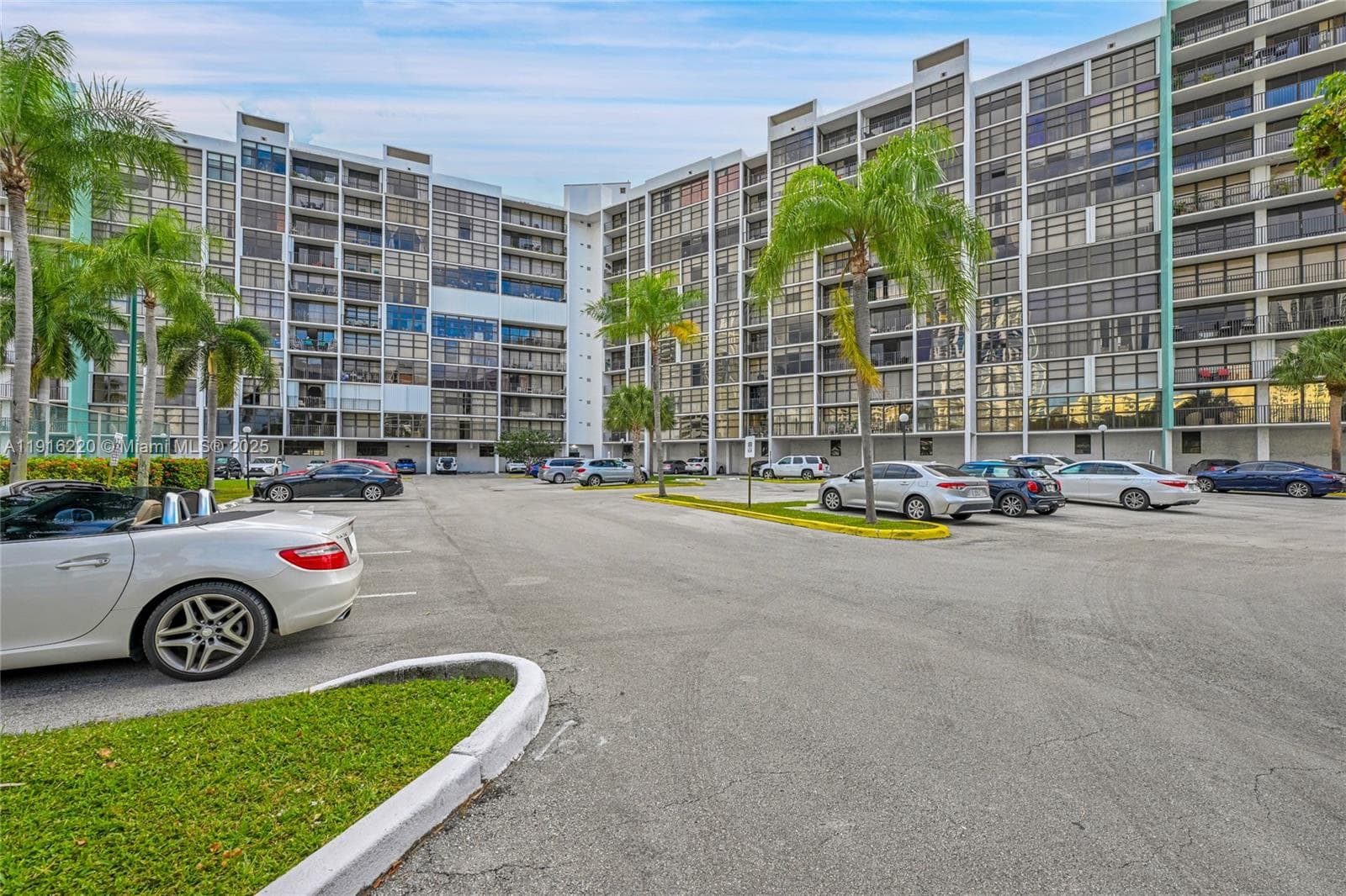 TOWERS OF OCEANVIEW · #605 in Hallandale Beach - Photo 21