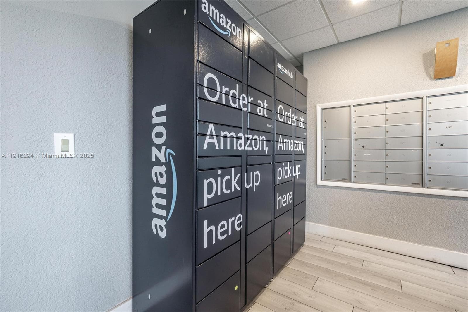 Amazon Locker/in Mail Room