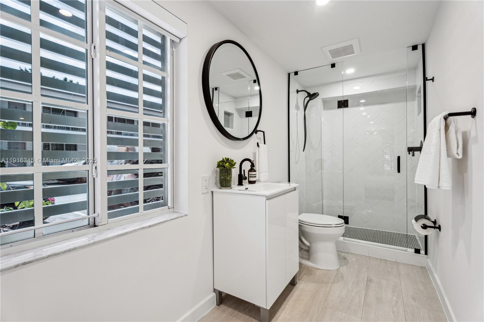 2nd Bathroom (Downstairs)