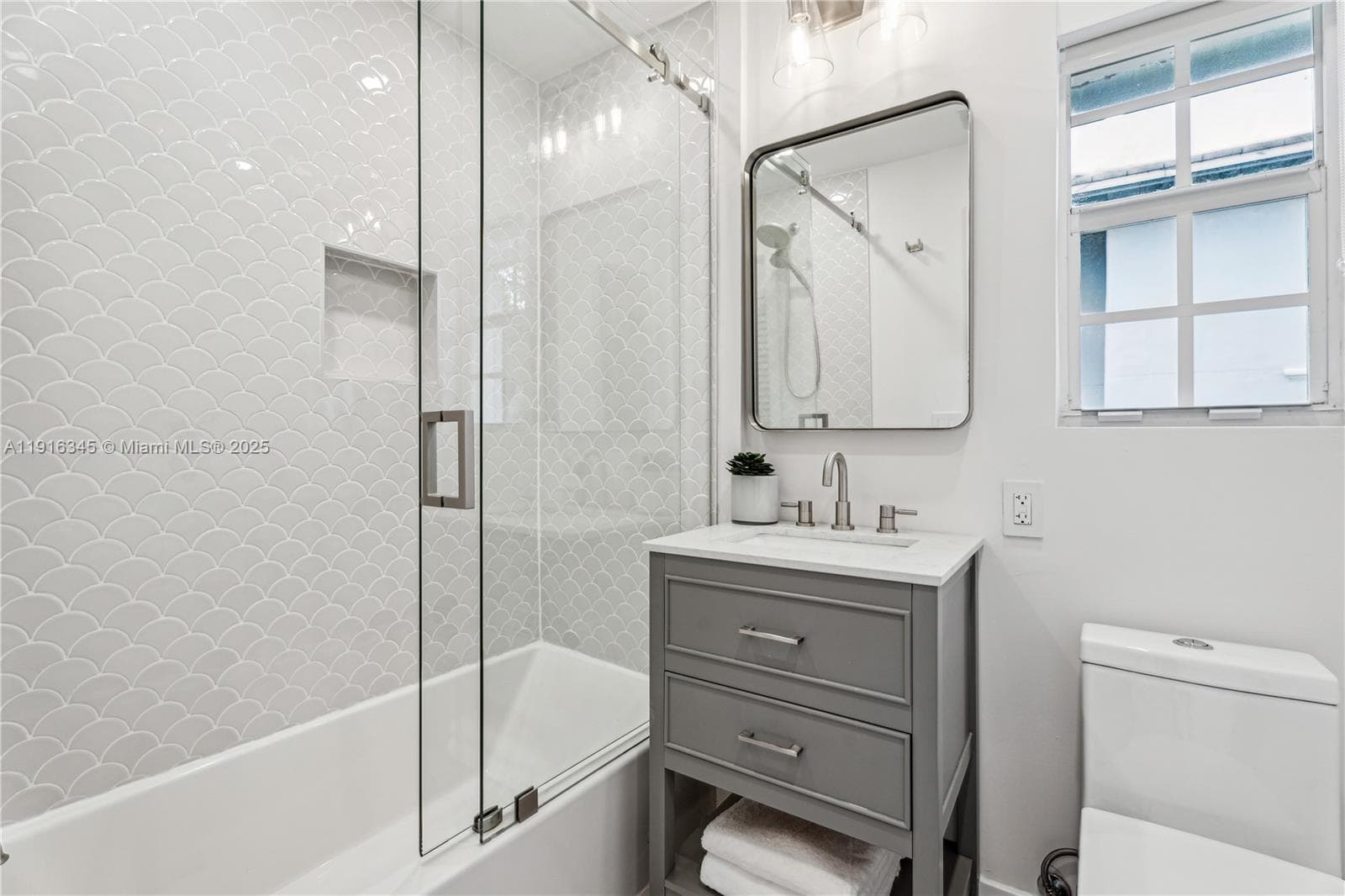3rd bathroom (Upstairs)