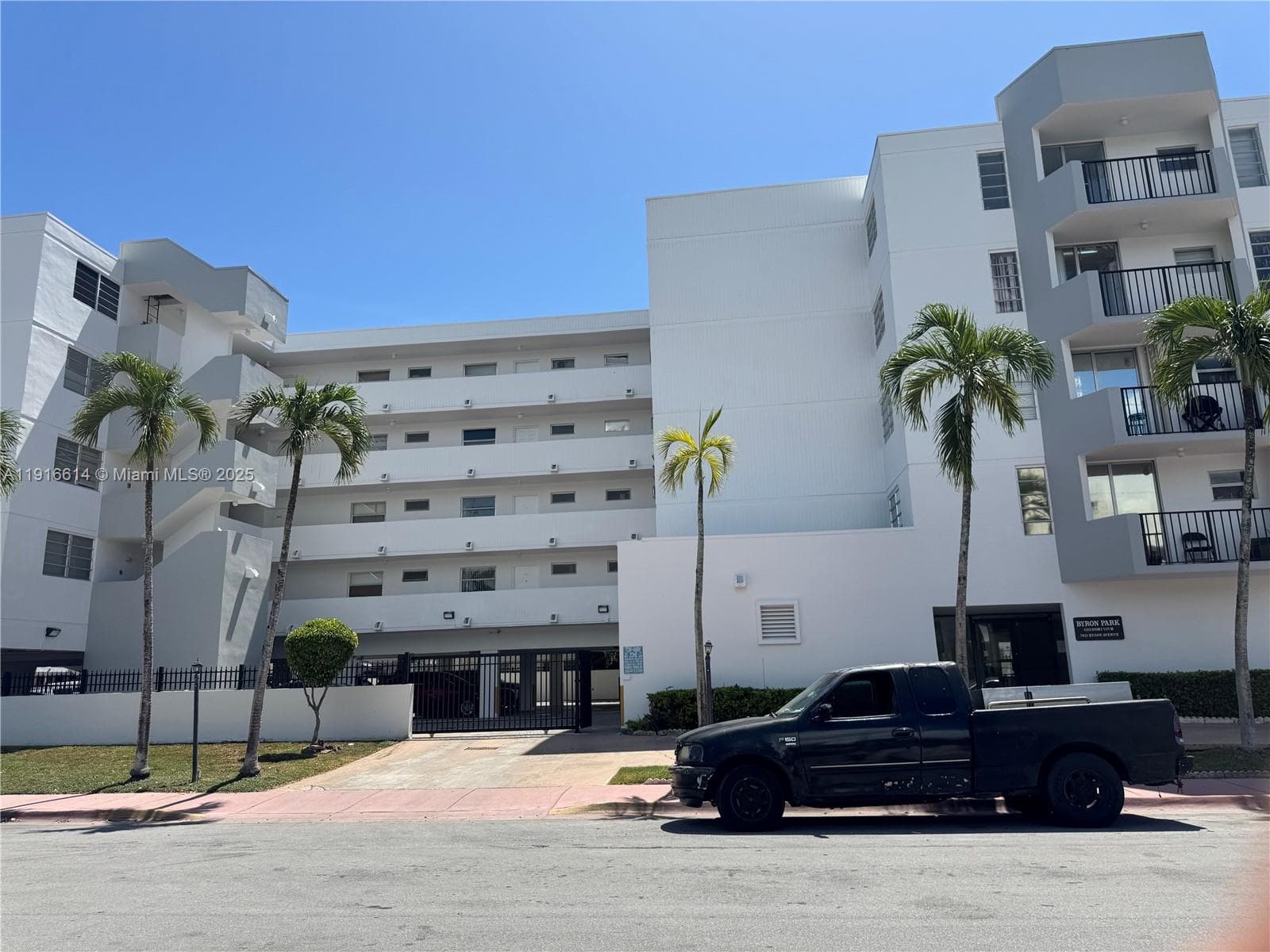 BYRON PARK CONDO · #506 in Miami Beach - Photo 2