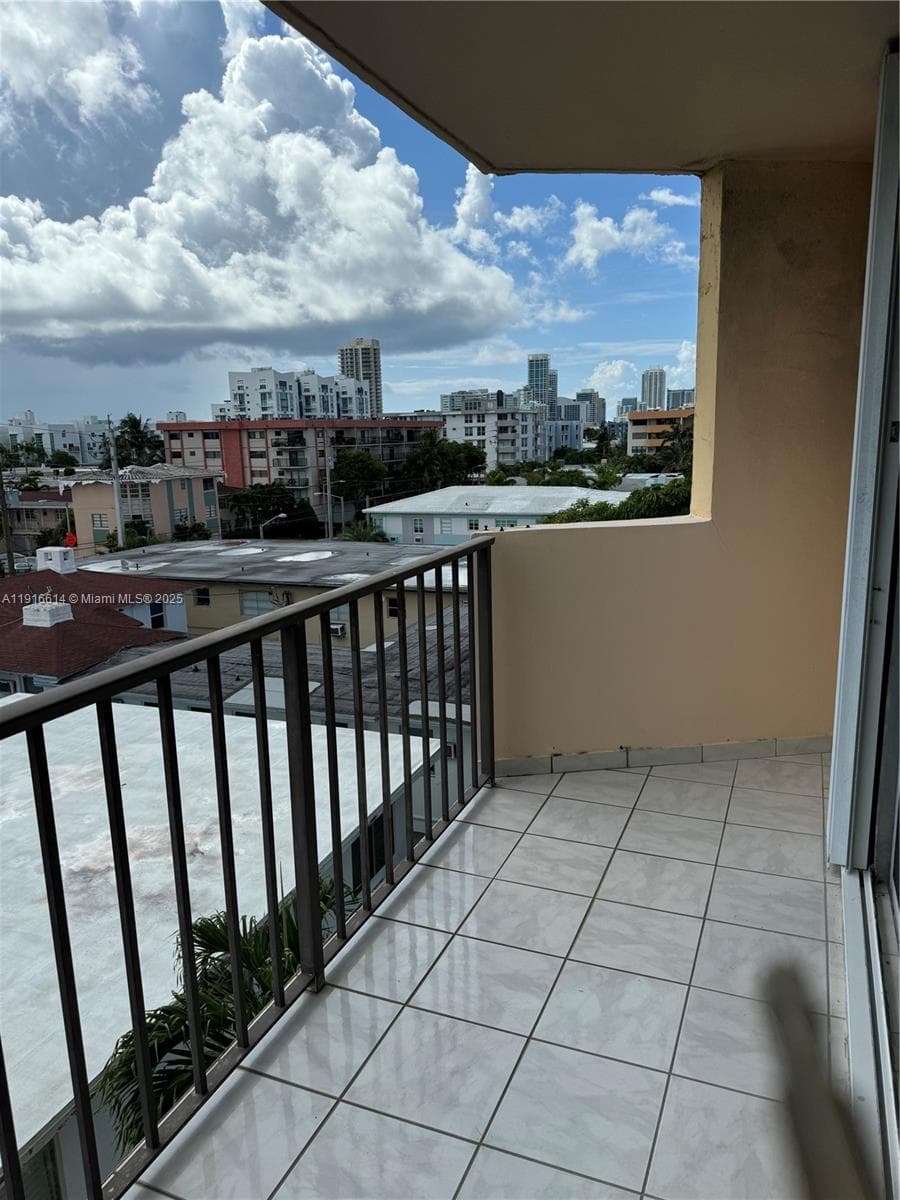 BYRON PARK CONDO · #506 in Miami Beach - Photo 17