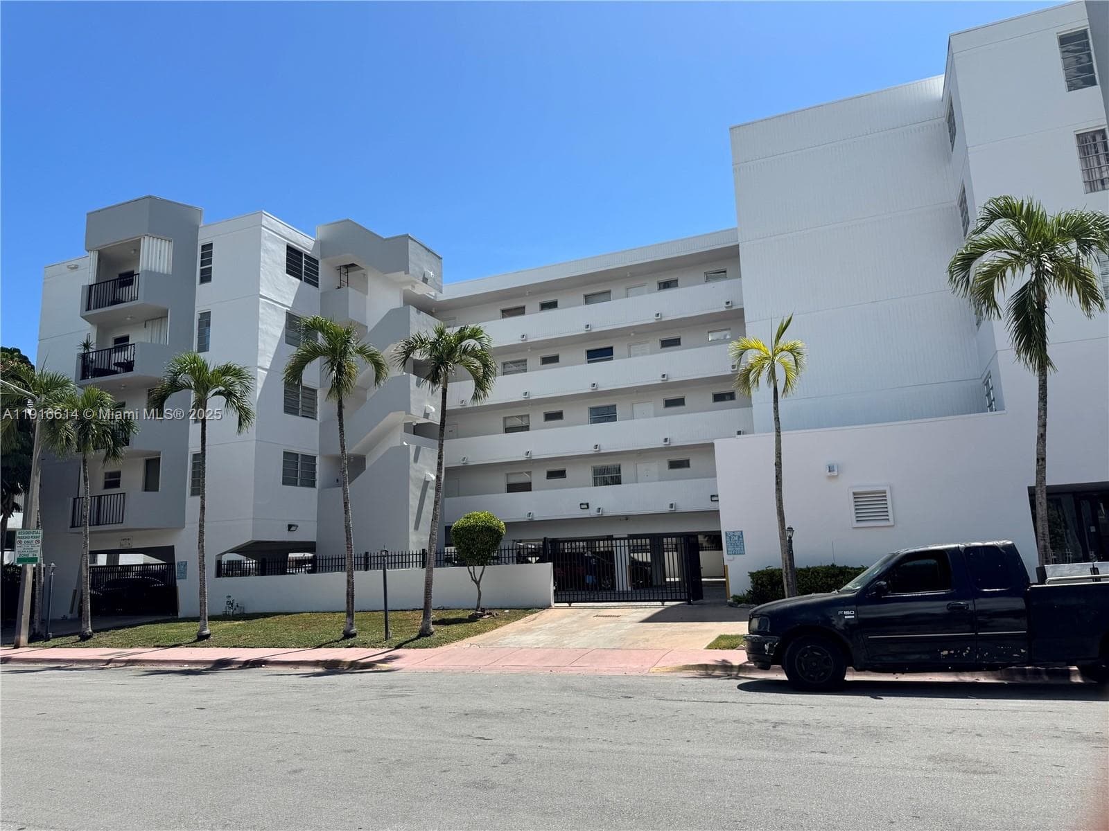 BYRON PARK CONDO · #506 in Miami Beach - Photo 1