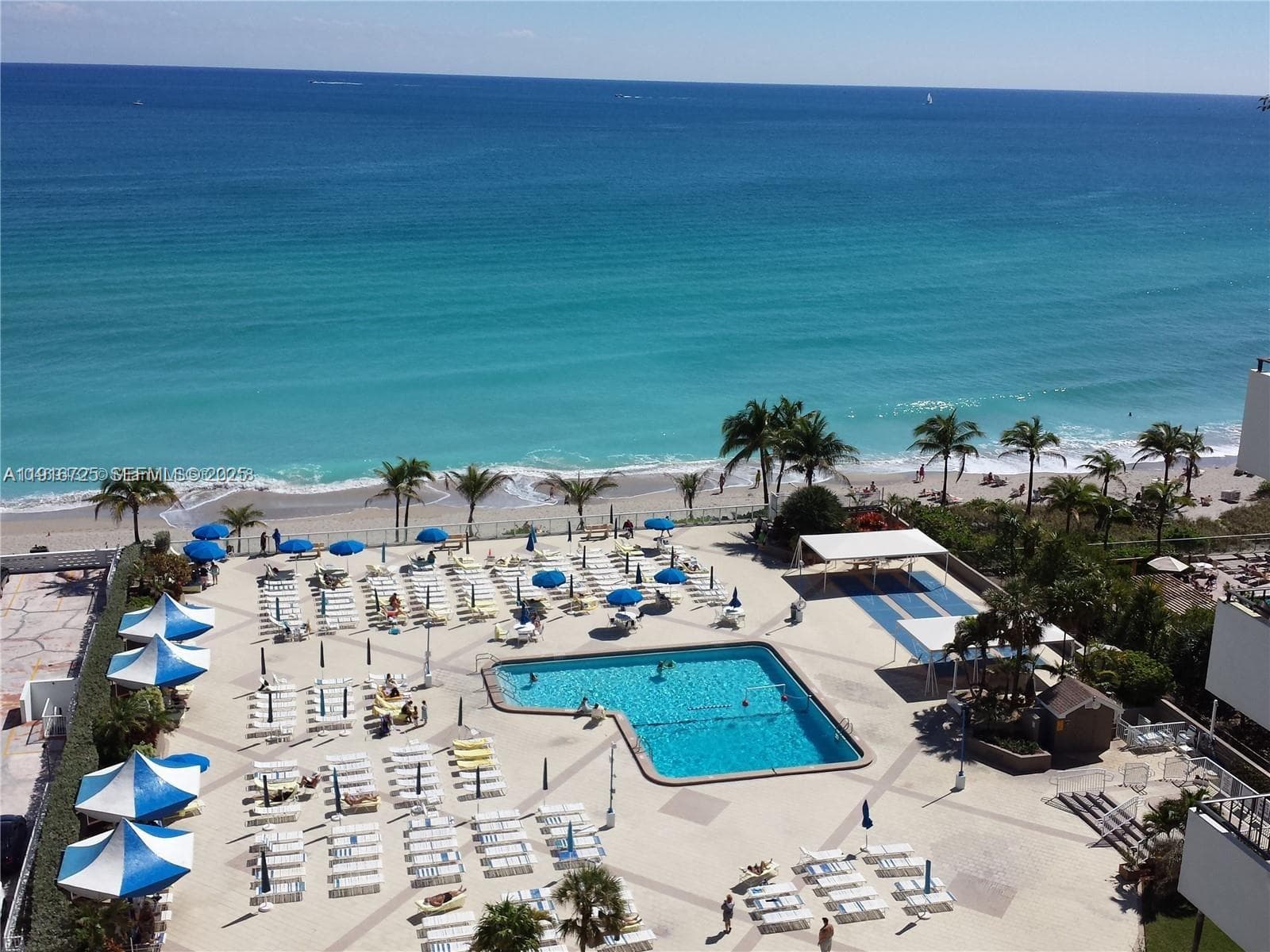 PARKER PLAZA POOL DECK