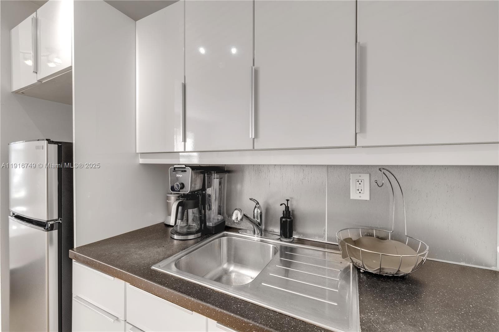THE ELAINE CONDO · #107 in Miami Beach - Photo 8