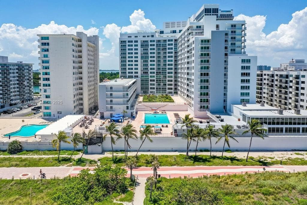 THE CARRIAGE HOUSE CONDO · #1512 in Miami Beach - Photo 1