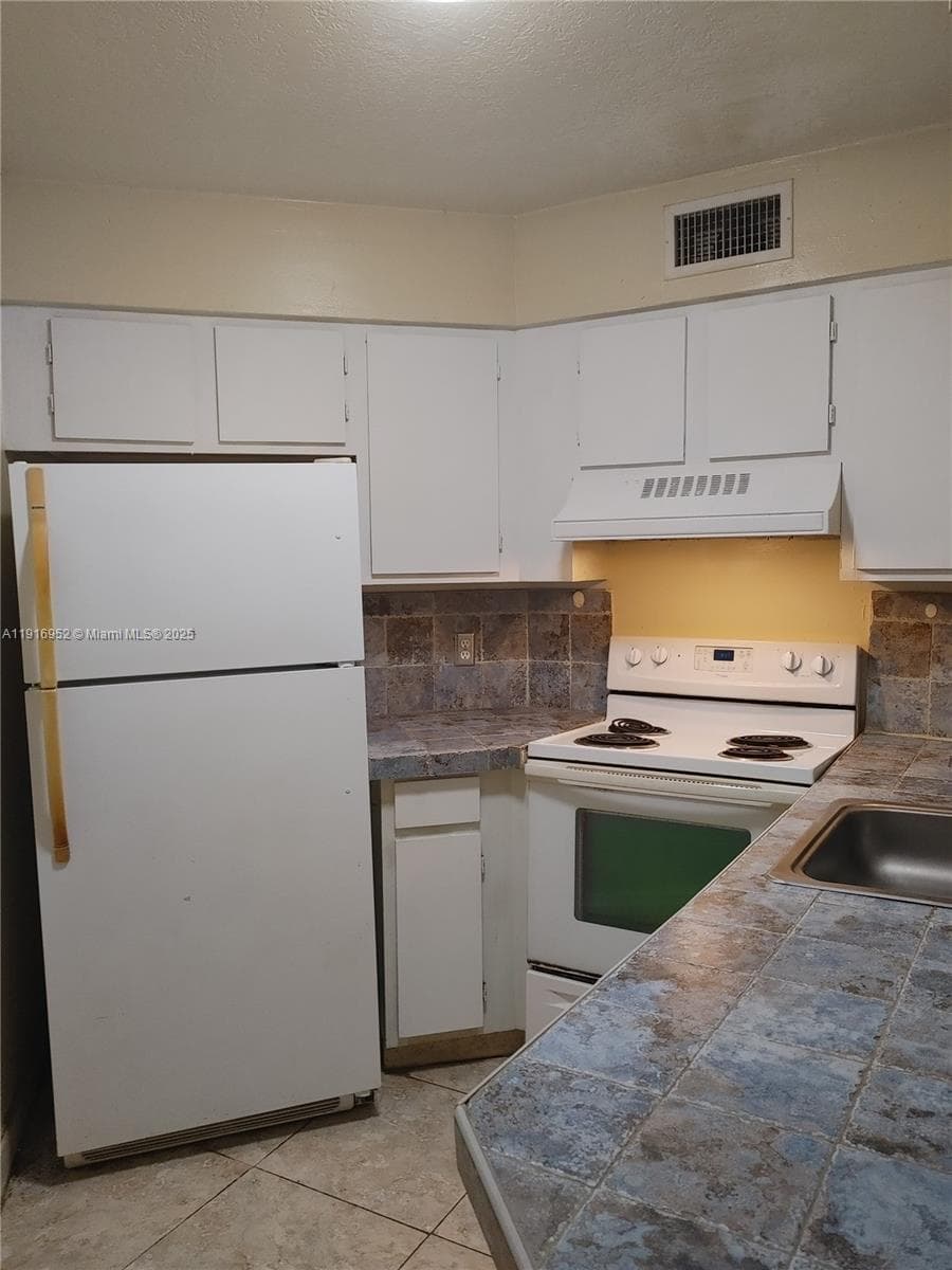 LAKE POINTE CONDOMINIUM · #112 in Oakland Park - Photo 4