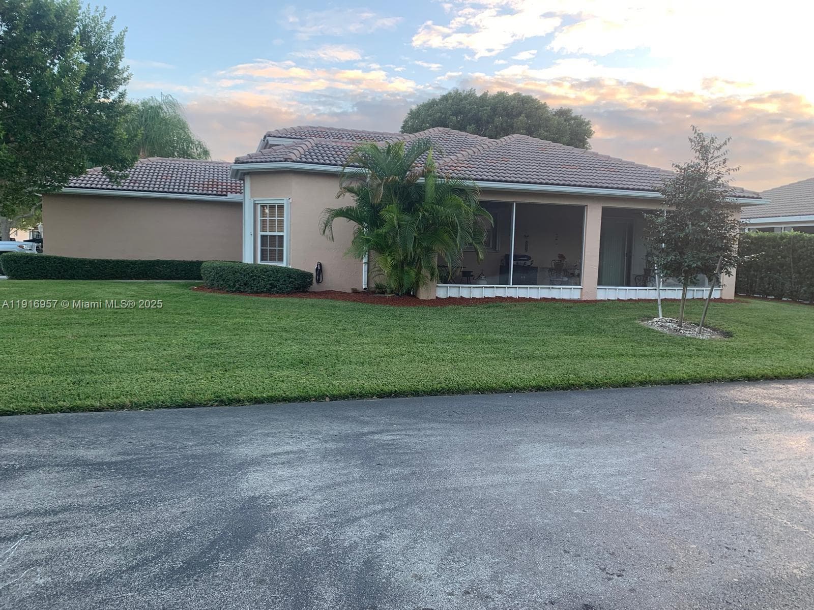 462 SE 23rd Dr photo 2