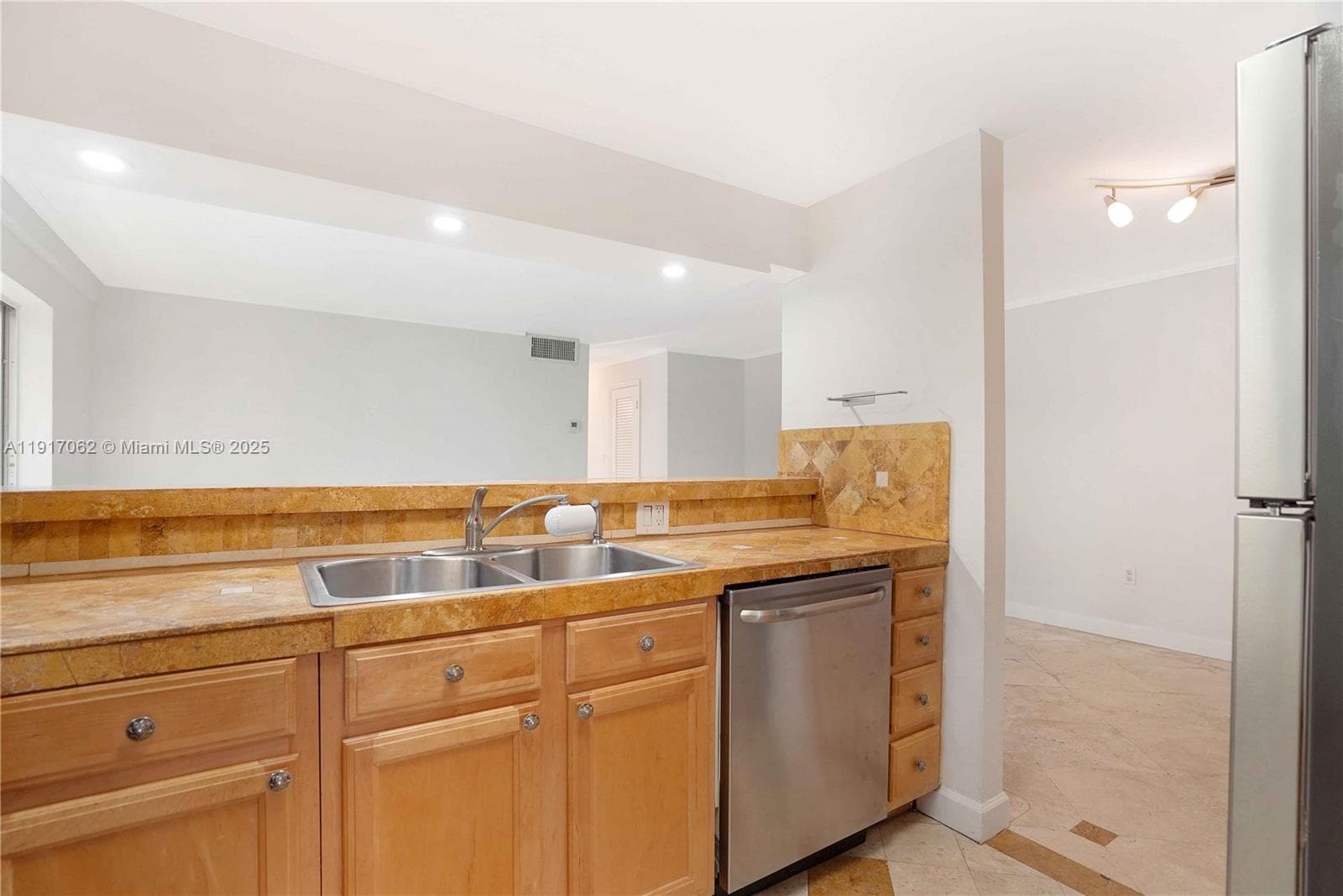 JEFFERSON PARK CONDO · #205 in Miami Beach - Photo 7