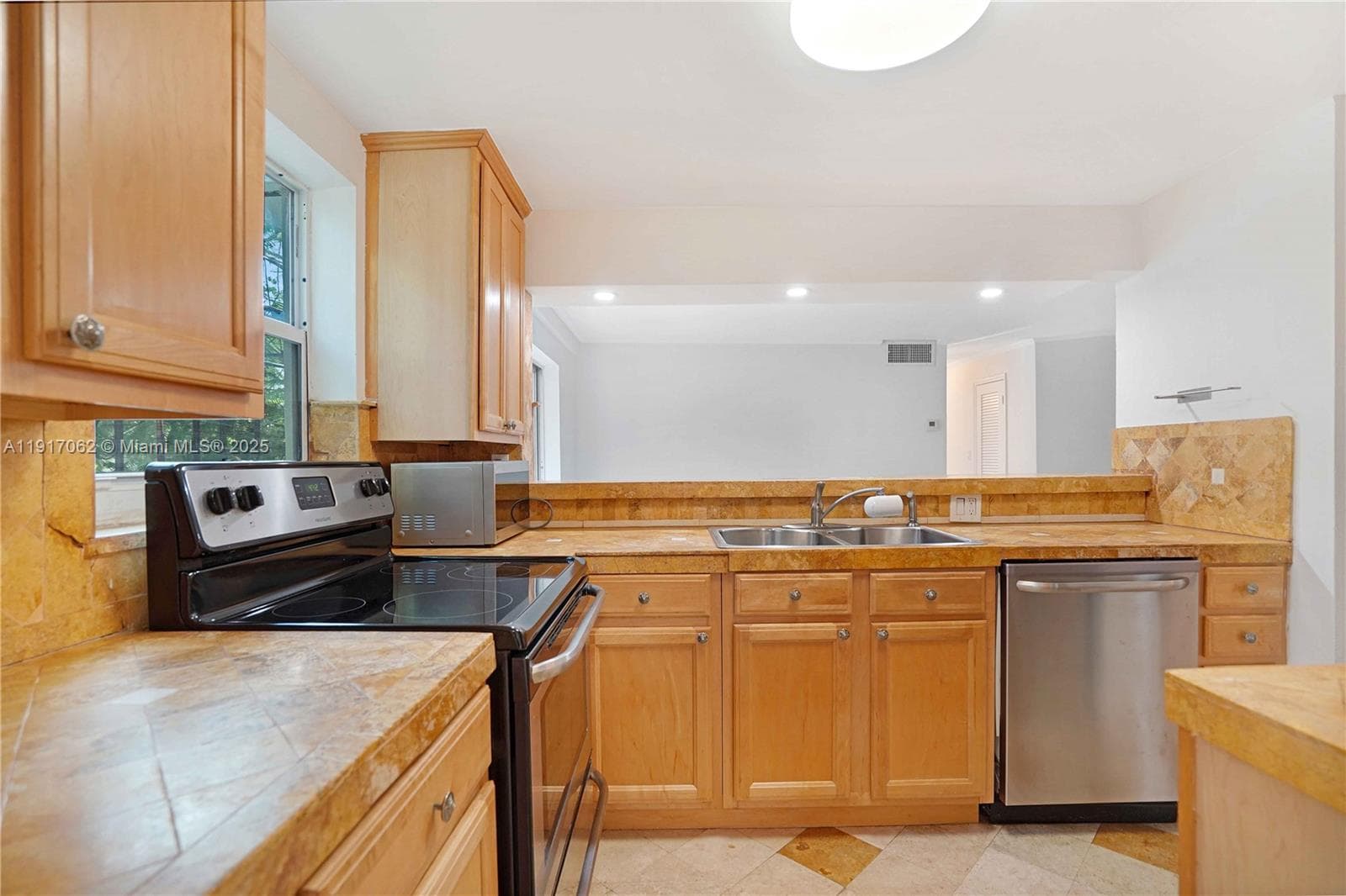 JEFFERSON PARK CONDO · #205 in Miami Beach - Photo 9