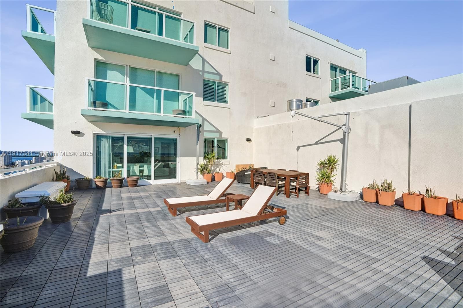 Private Rooftop Terrace (over 1100 SqFt)
