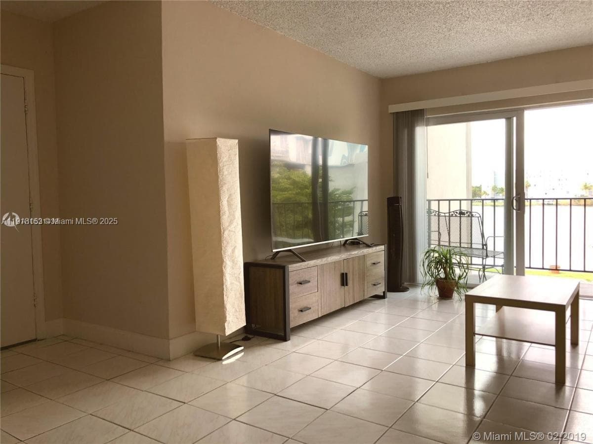 EL LAGO CONDO · #E302 in Miami - Photo 8