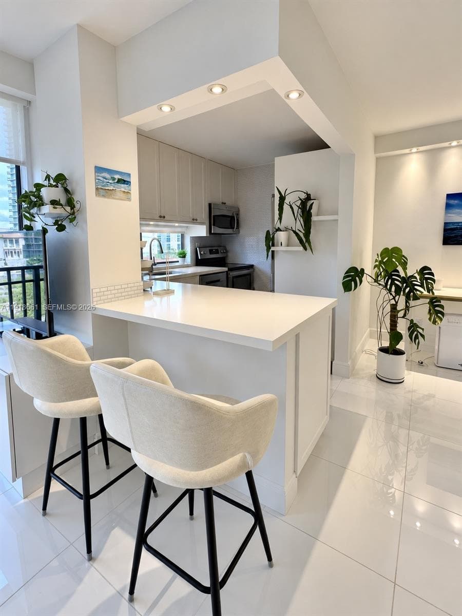 PLAZA OF AMERICAS CONDO · #716 in Sunny Isles Beach - Photo 4