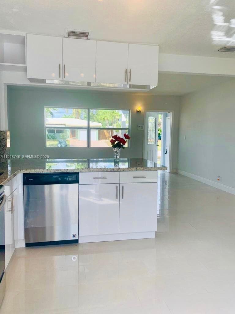 1810 SW 22nd Ave #FRONT photo 6