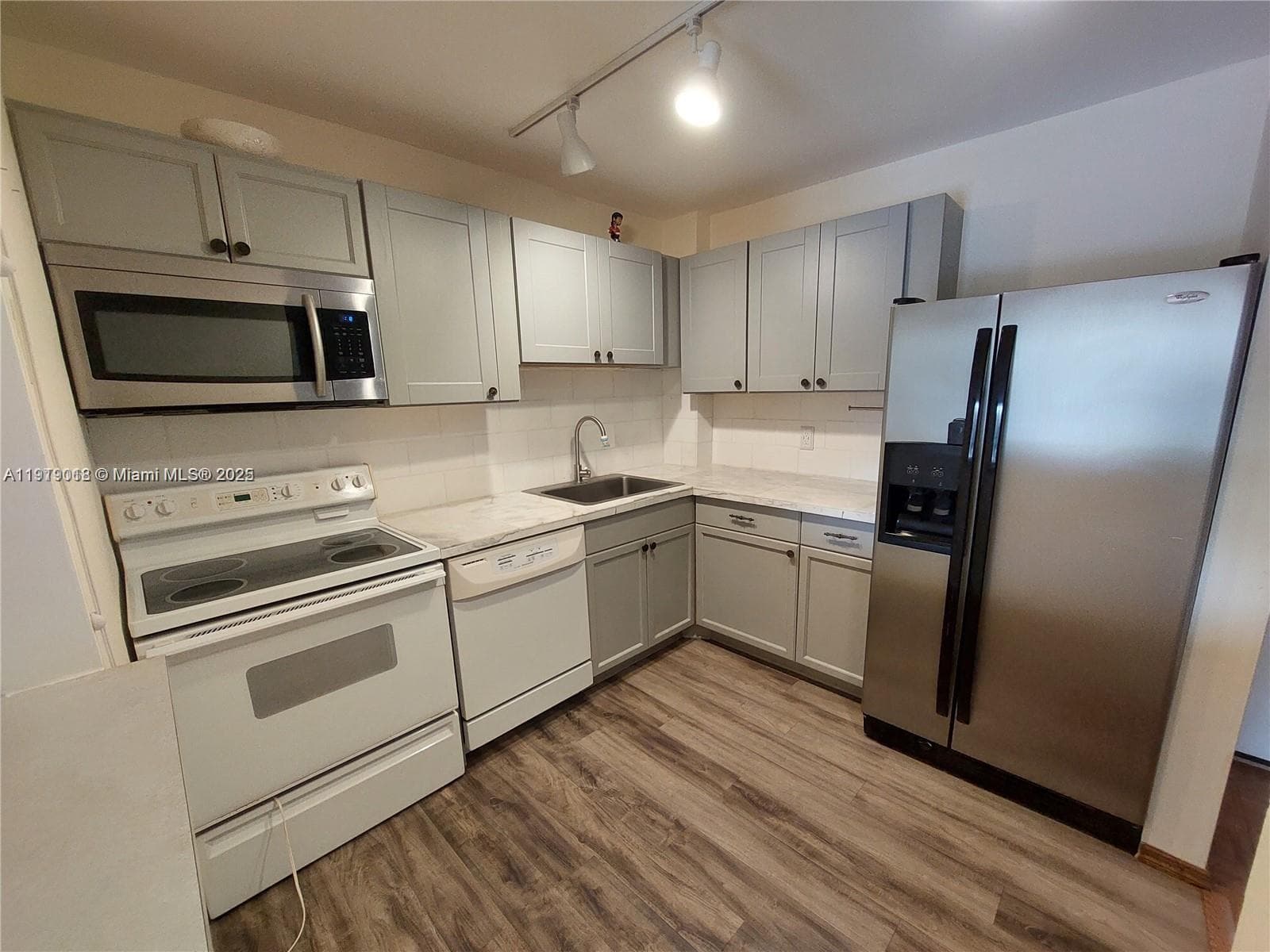 WOODSIDE APTS CONDO · #A216 in North Miami Beach - Photo 3