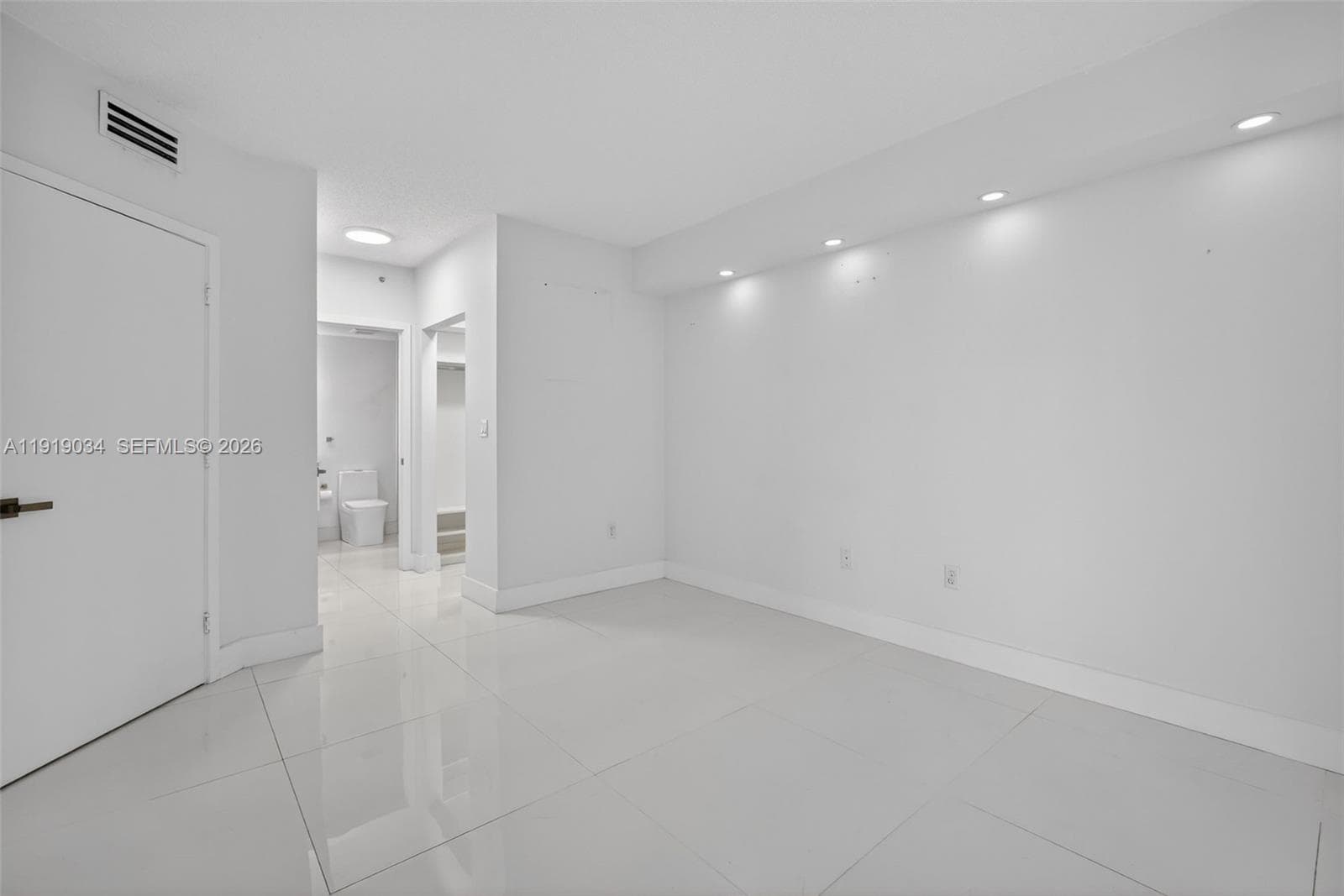 BLUE LAGOON CONDO · #610 in Miami - Photo 16