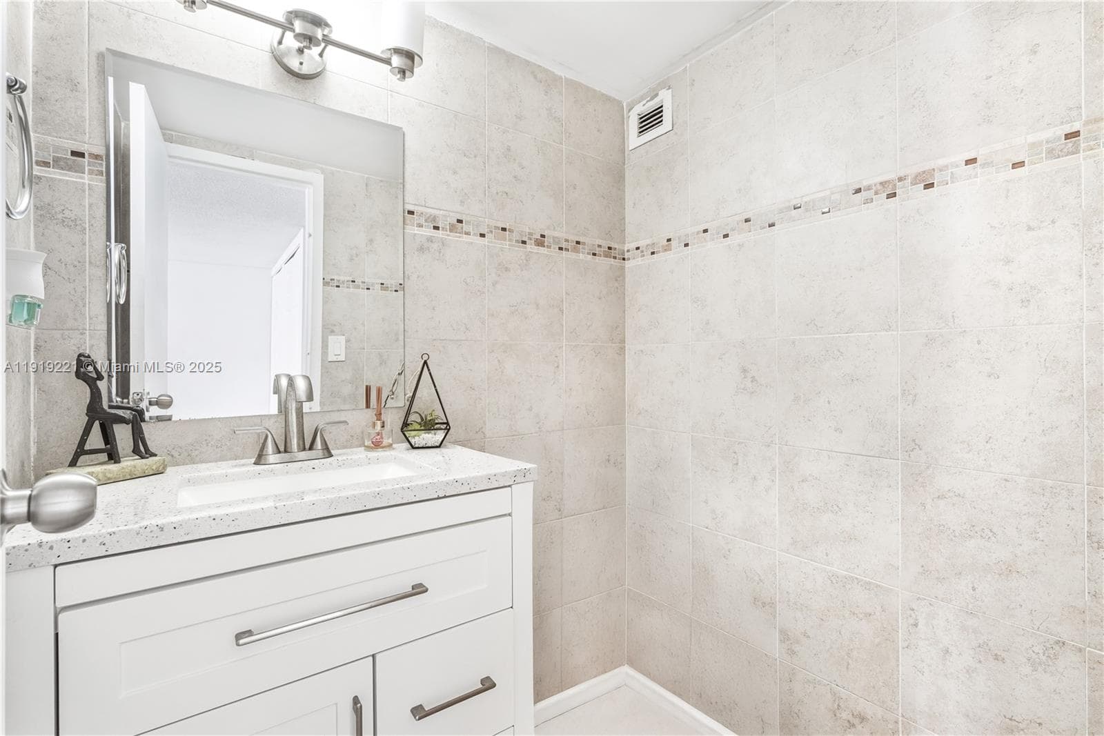 PLAZA OF AMERICAS CONDO P · #707 in Sunny Isles Beach - Photo 4