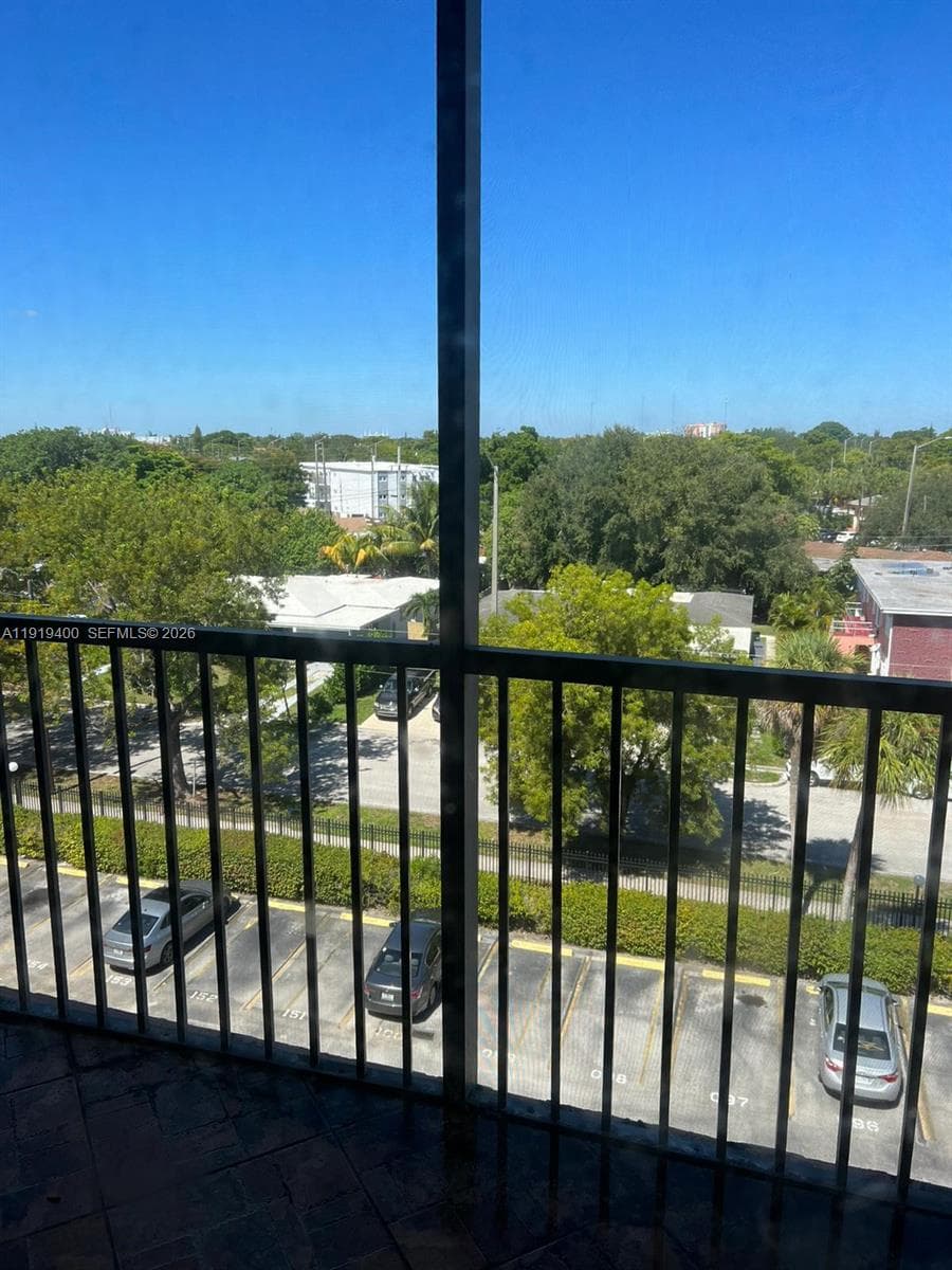 WOODSIDE APTS CONDO · #631 in North Miami Beach - Photo 2